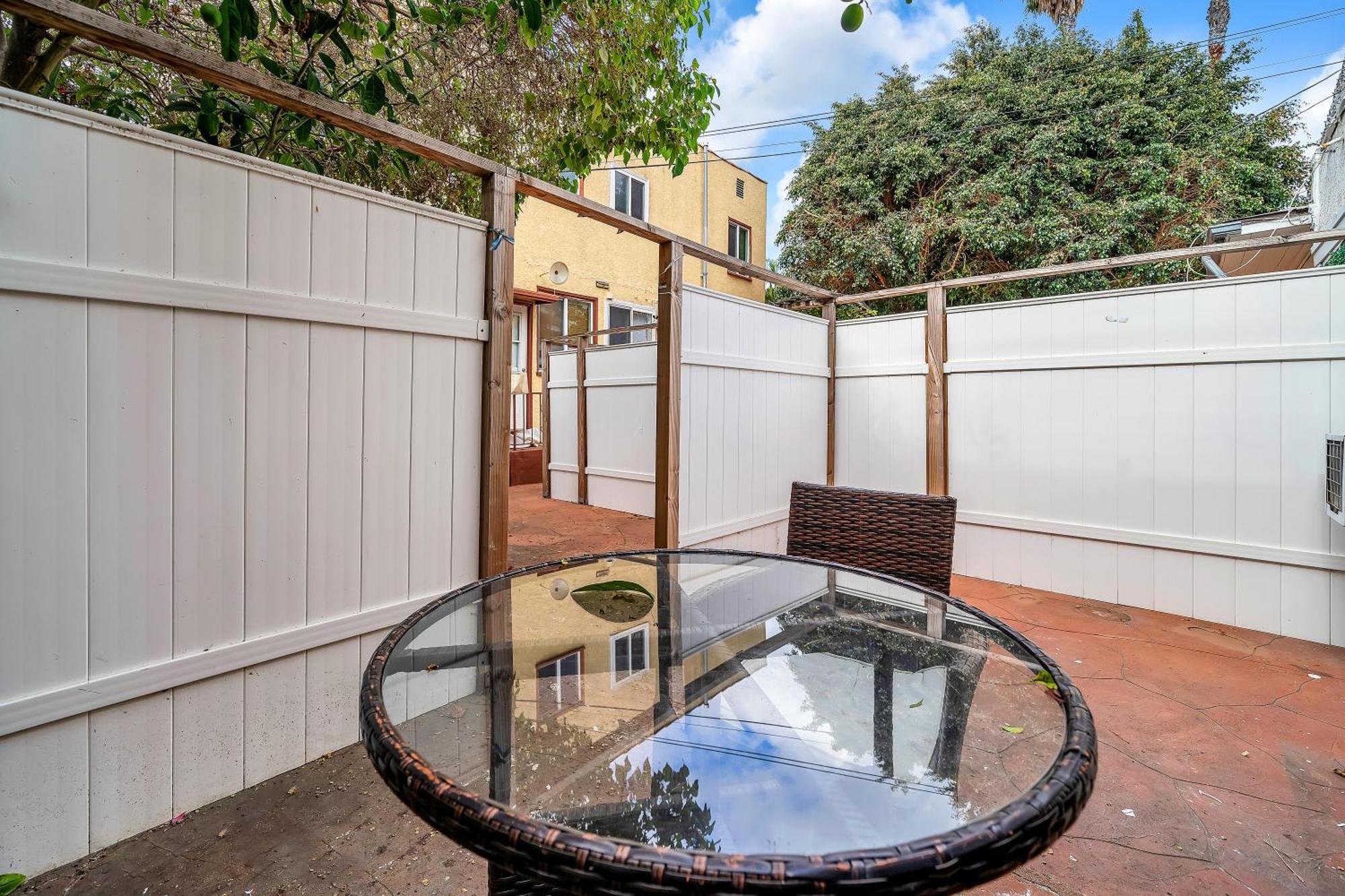 Small 1-Bedroom With Small Yard In West Hollywood Los Angeles Exterior photo