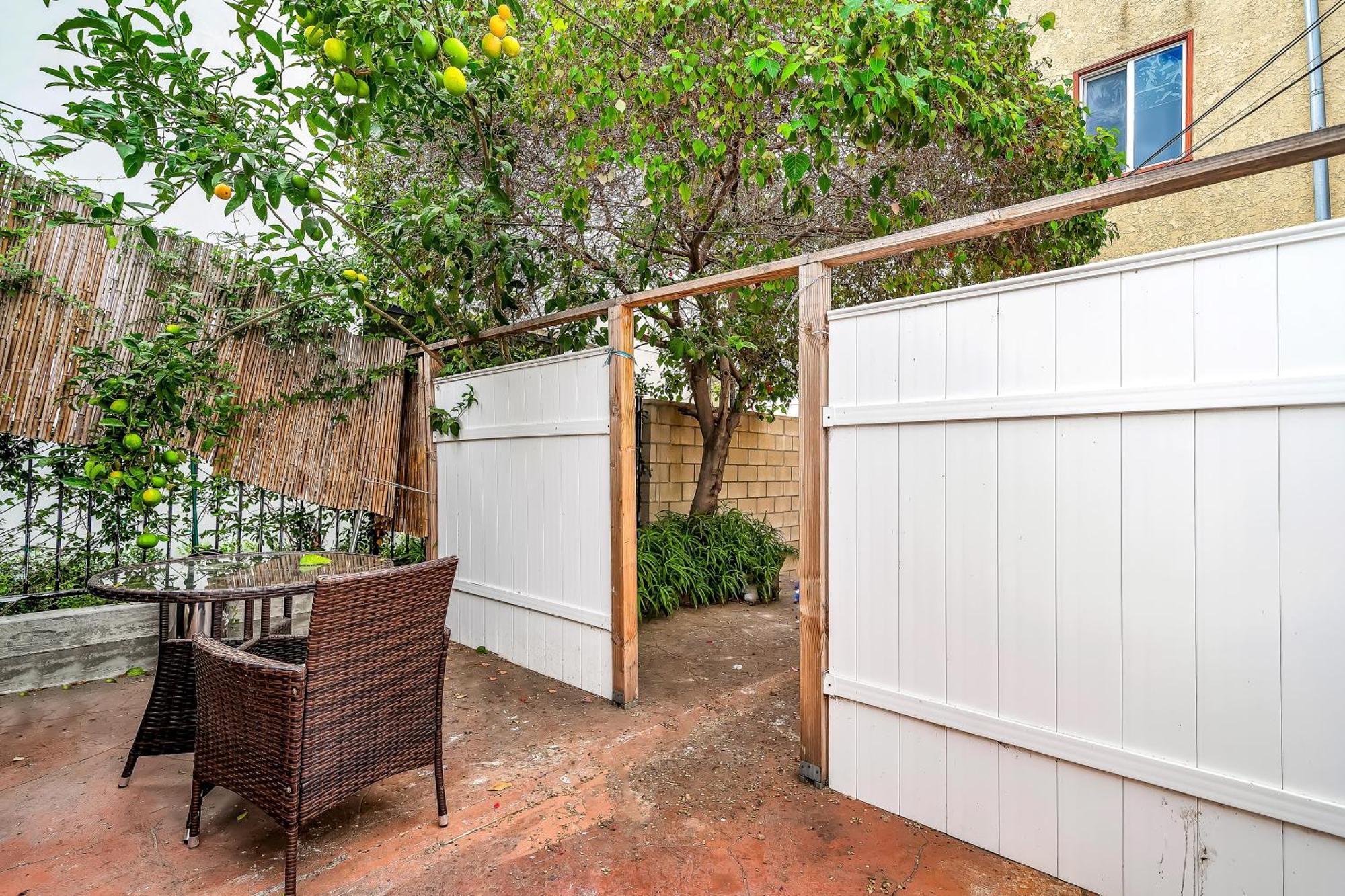 Small 1-Bedroom With Small Yard In West Hollywood Los Angeles Exterior photo