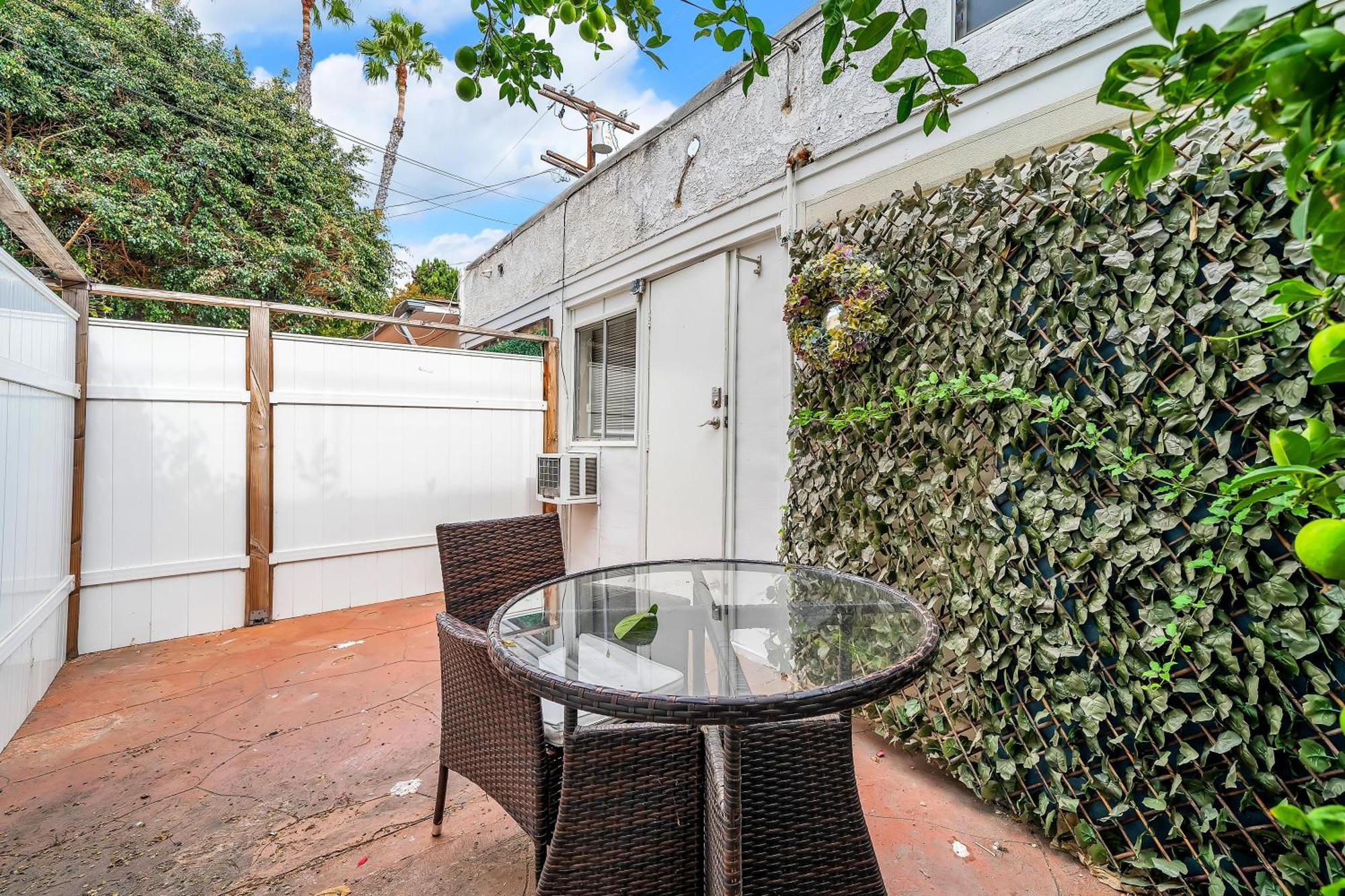 Small 1-Bedroom With Small Yard In West Hollywood Los Angeles Exterior photo